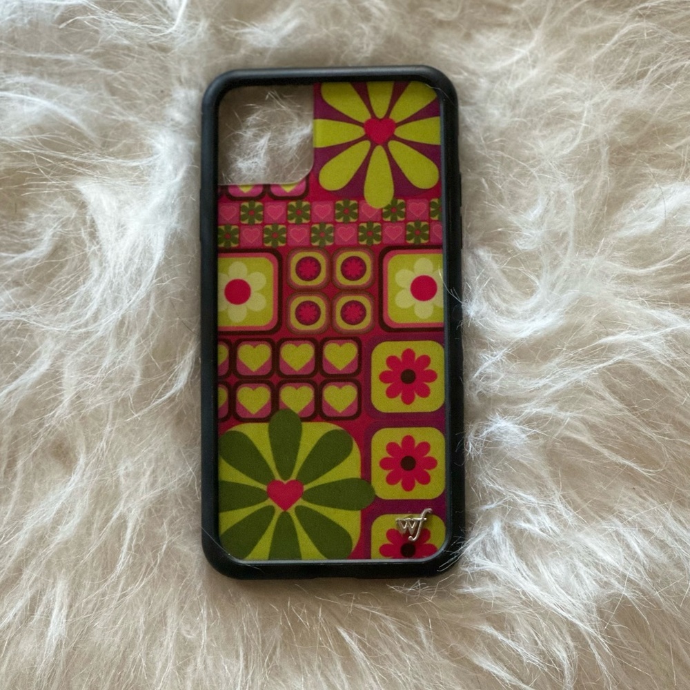 Selling a Iphone 11 Pro Max Wildflower Iphone Case